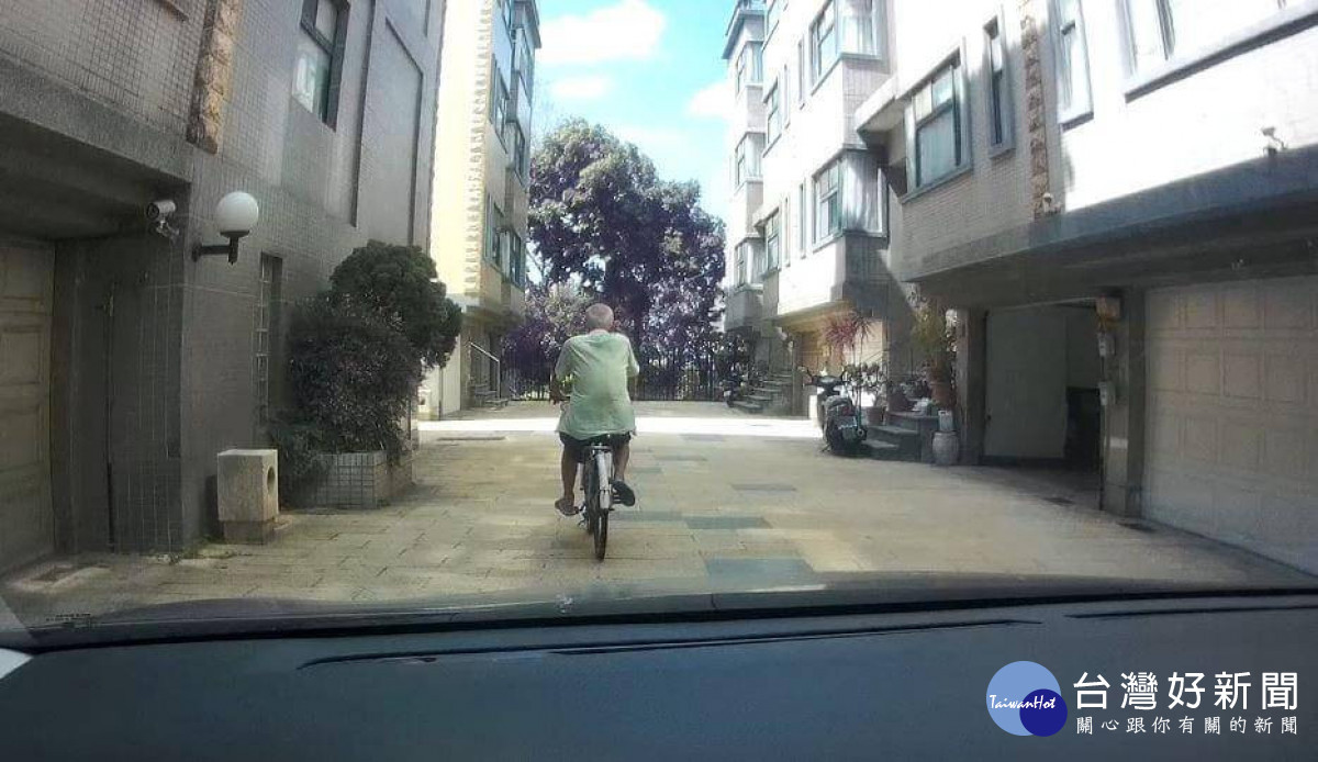 年邁老翁騎腳踏車散心忘返家路 竹南暖警一路護送揪甘心