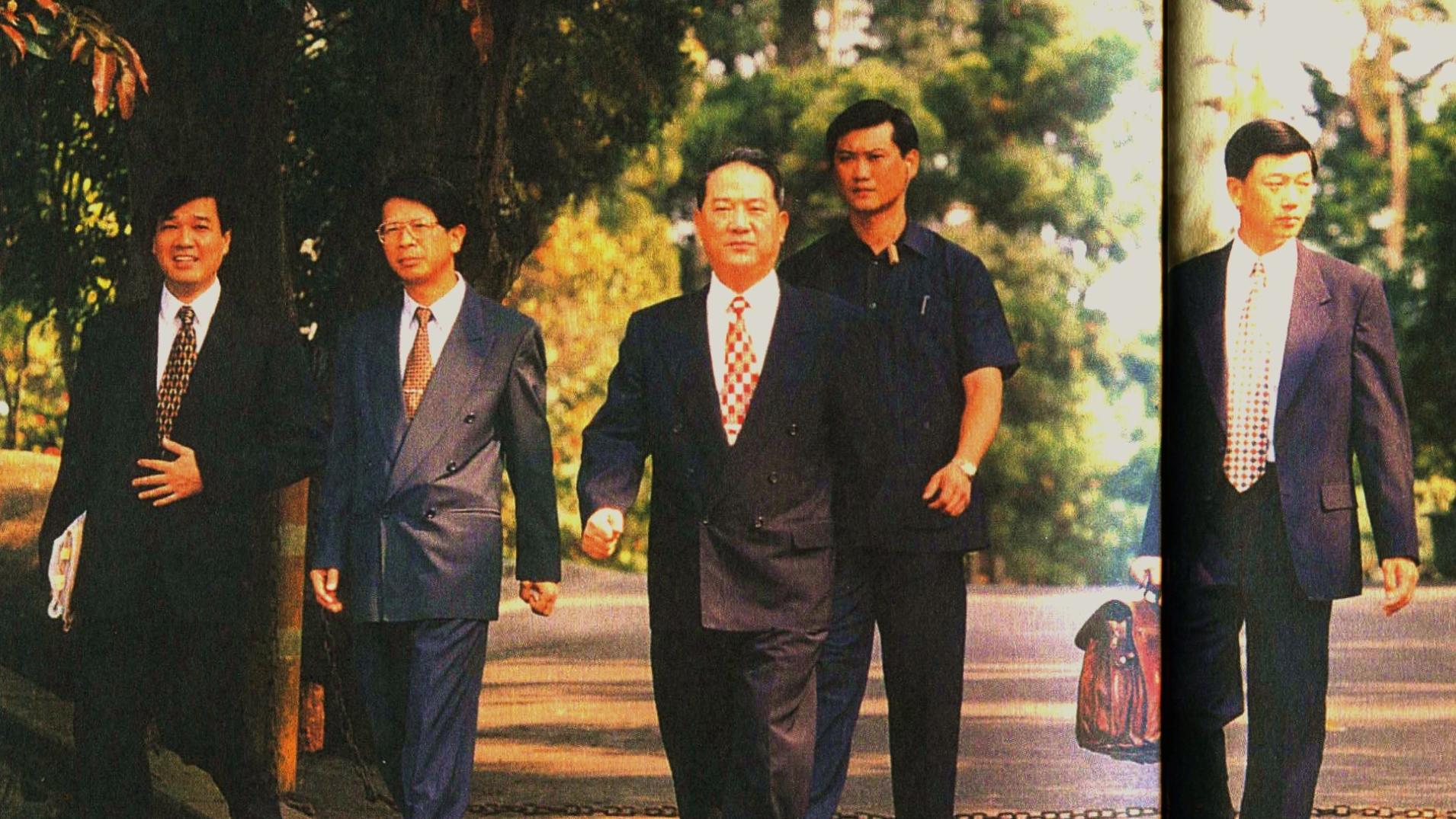 黃義交(左一)在宋楚瑜(中)省長時代擔任發言人有「傳真機」之稱。翻攝宋楚瑜後援會臉書