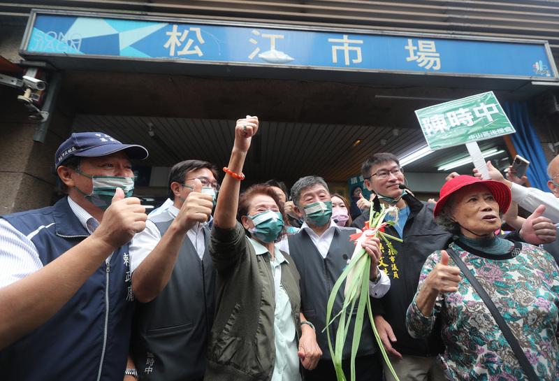 陳時中18日早上到北市松江市場拜票。中央社