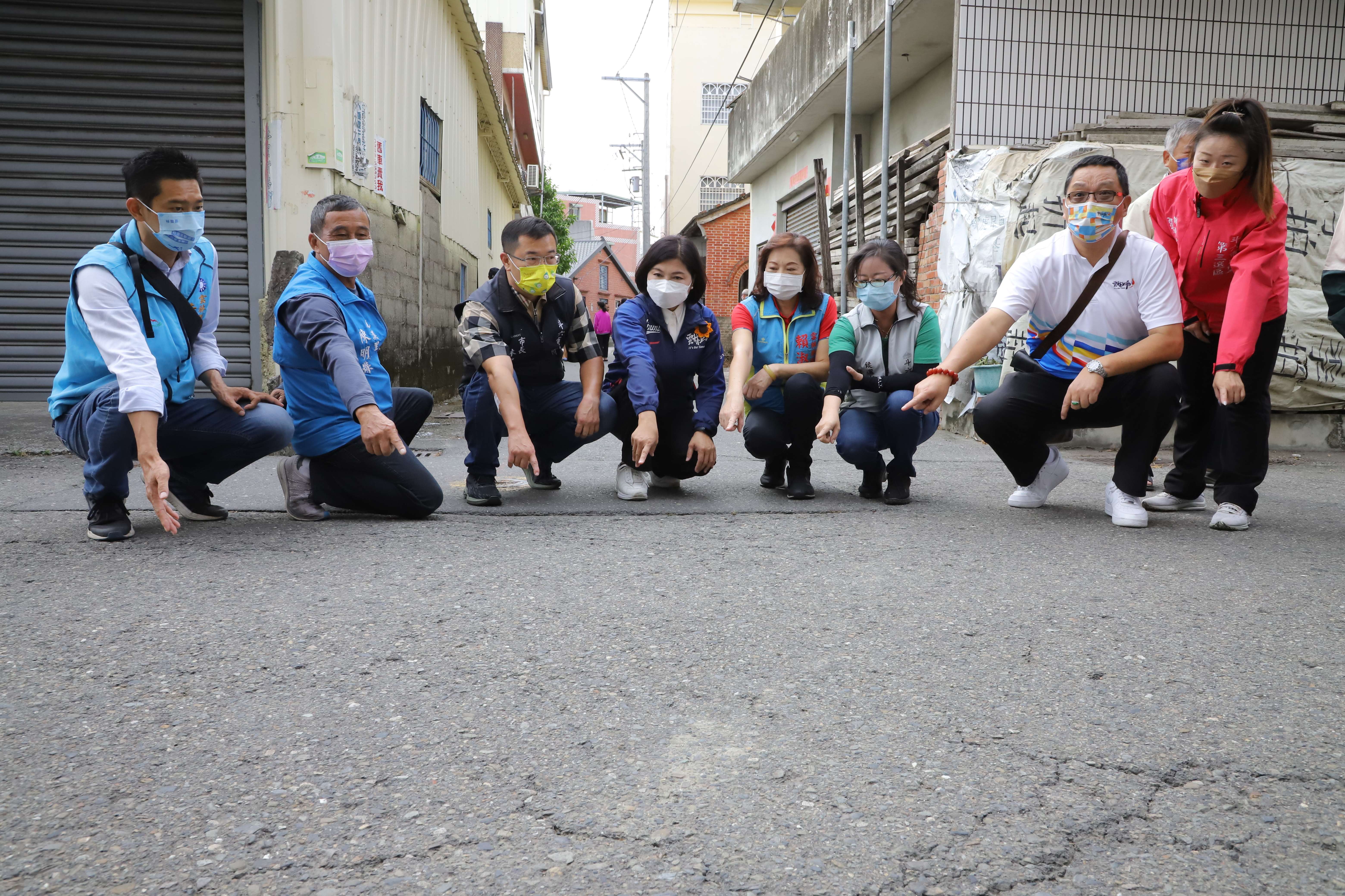 縣長張麗善等人會勘斗六市虎溪里庄內路面排水改善工程。