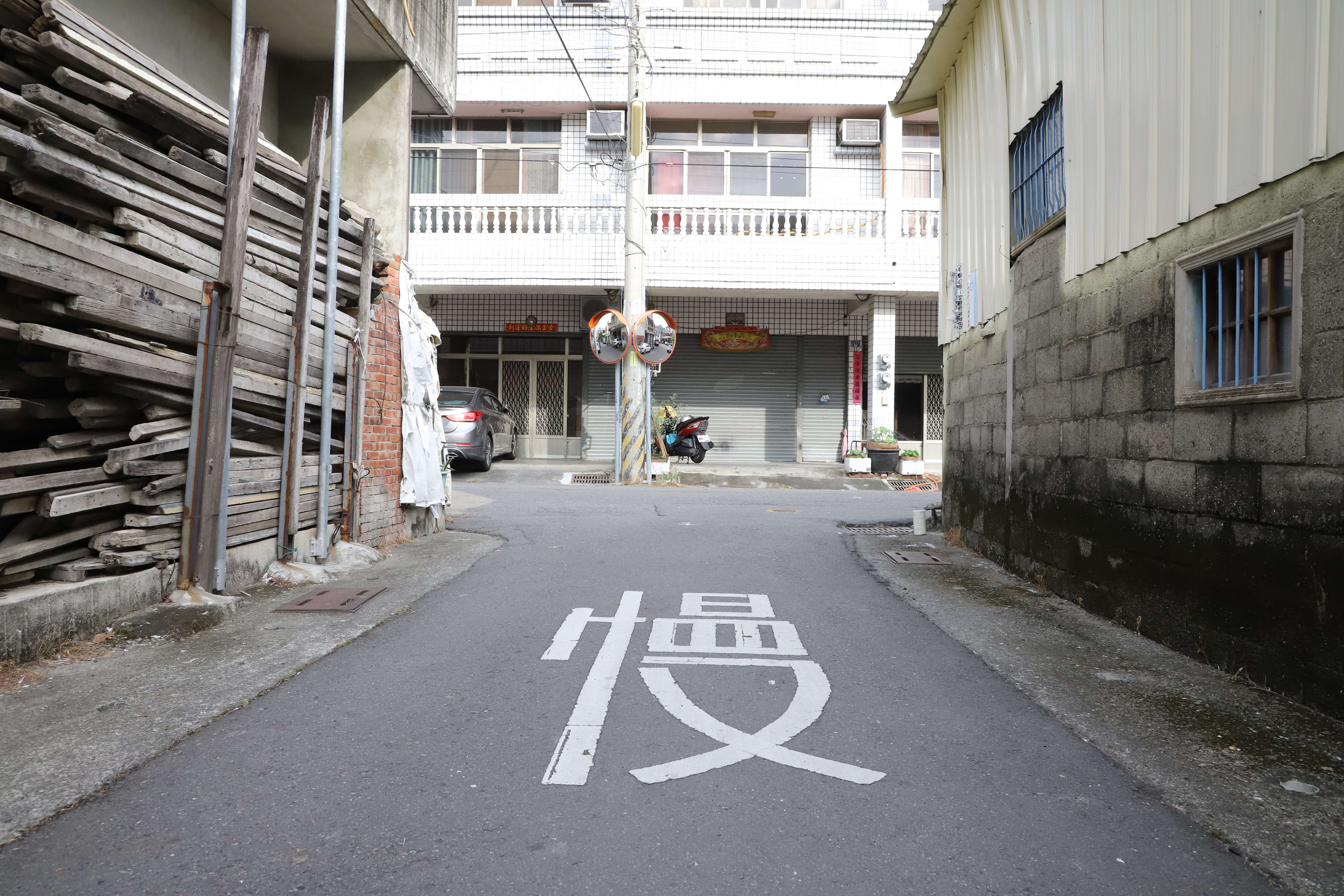 斗六市虎溪路因排水溝渠斷面不足，每逢雨季常造成社區嚴重積水。