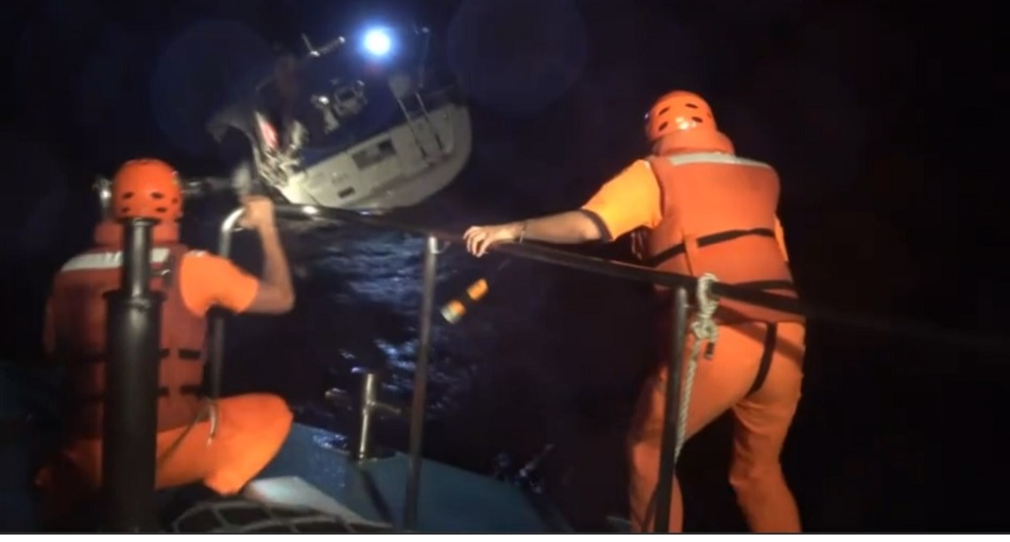 帆船暗夜惡海漂流 恆春海巡險救2員