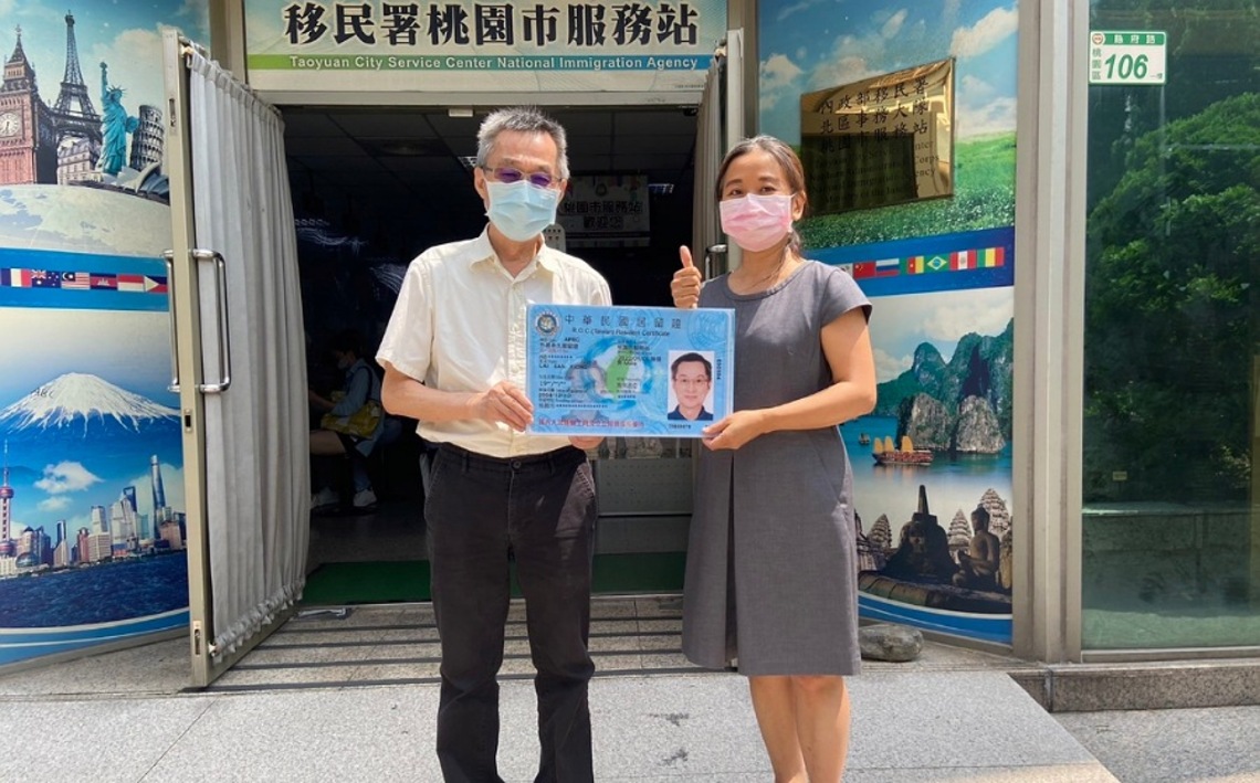 奉獻臺灣杏壇近40年 中央大學馬籍教授獲移民署頒發馬偕計畫永久居留證