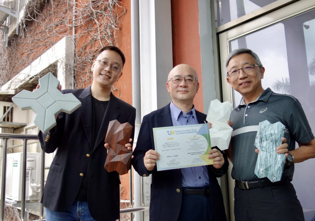 北科大李有豐(中)、鄭大偉(右)及李韋皞老師合作發明,以無機聚合技術固化PCB廢料製成磚材,榮獲台灣創新技博會發明金牌獎