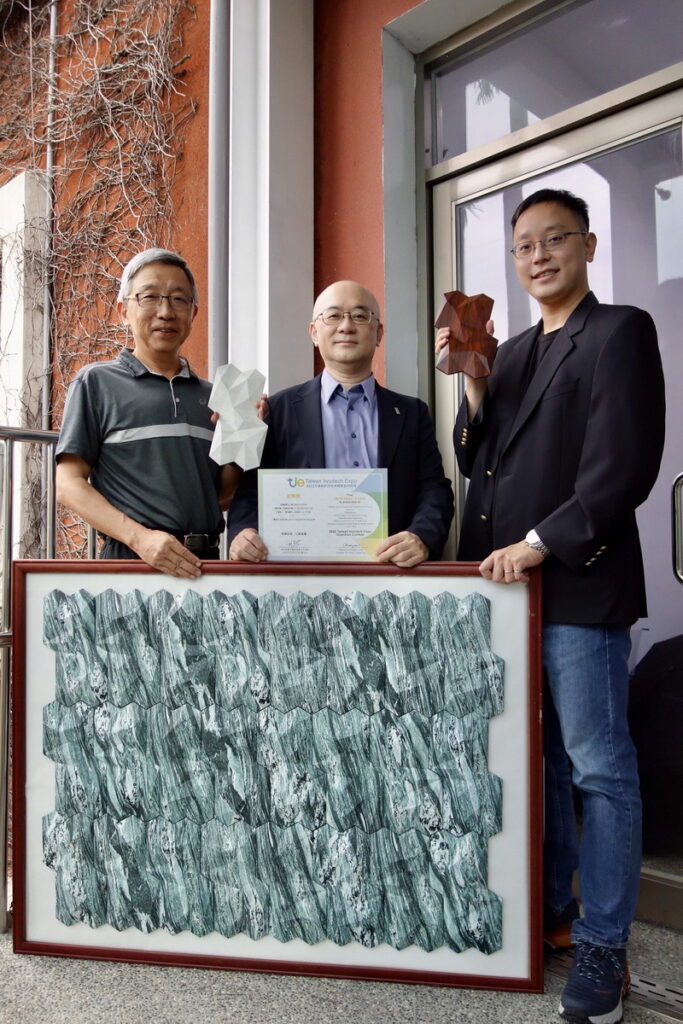 北科大李有豐(中)、鄭大偉(左)及李韋皞老師合作發明,以無機聚合技術固化PCB廢料製成磚材,榮獲台灣創新技博會發明金牌獎