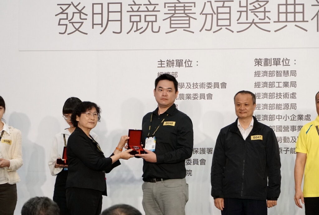 北科大電子系老師鍾明桉(中)代表團隊領獎