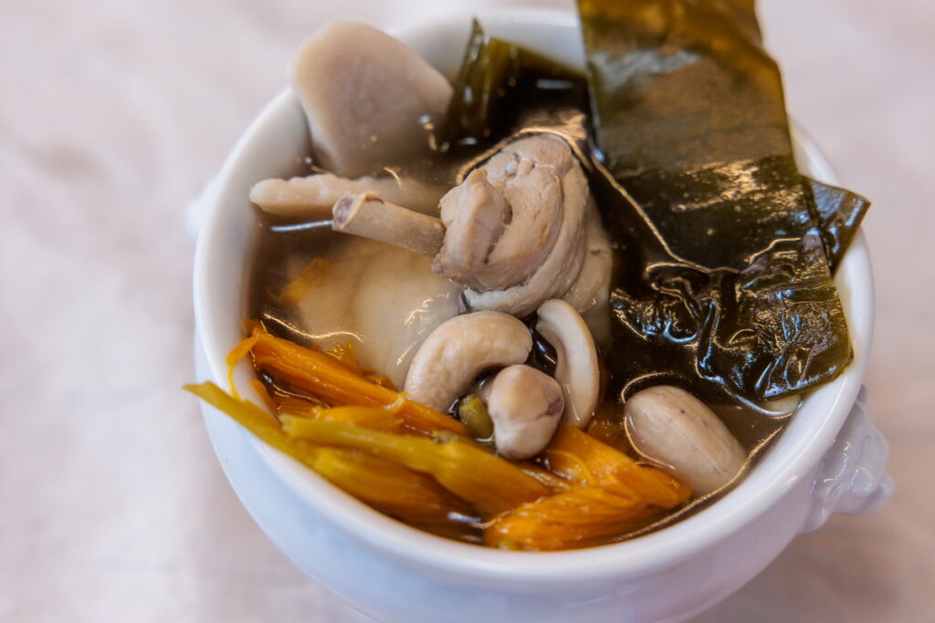 黃裕生藥行於本草流水席推出之松子腰果雞湯
