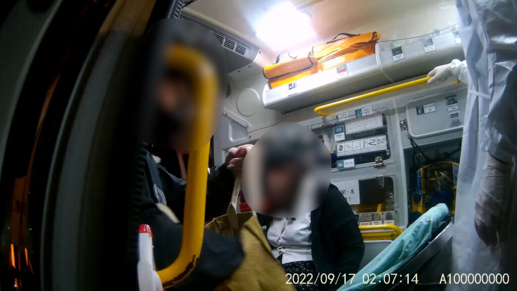 周女在警方與其在臺友人陪同下就醫