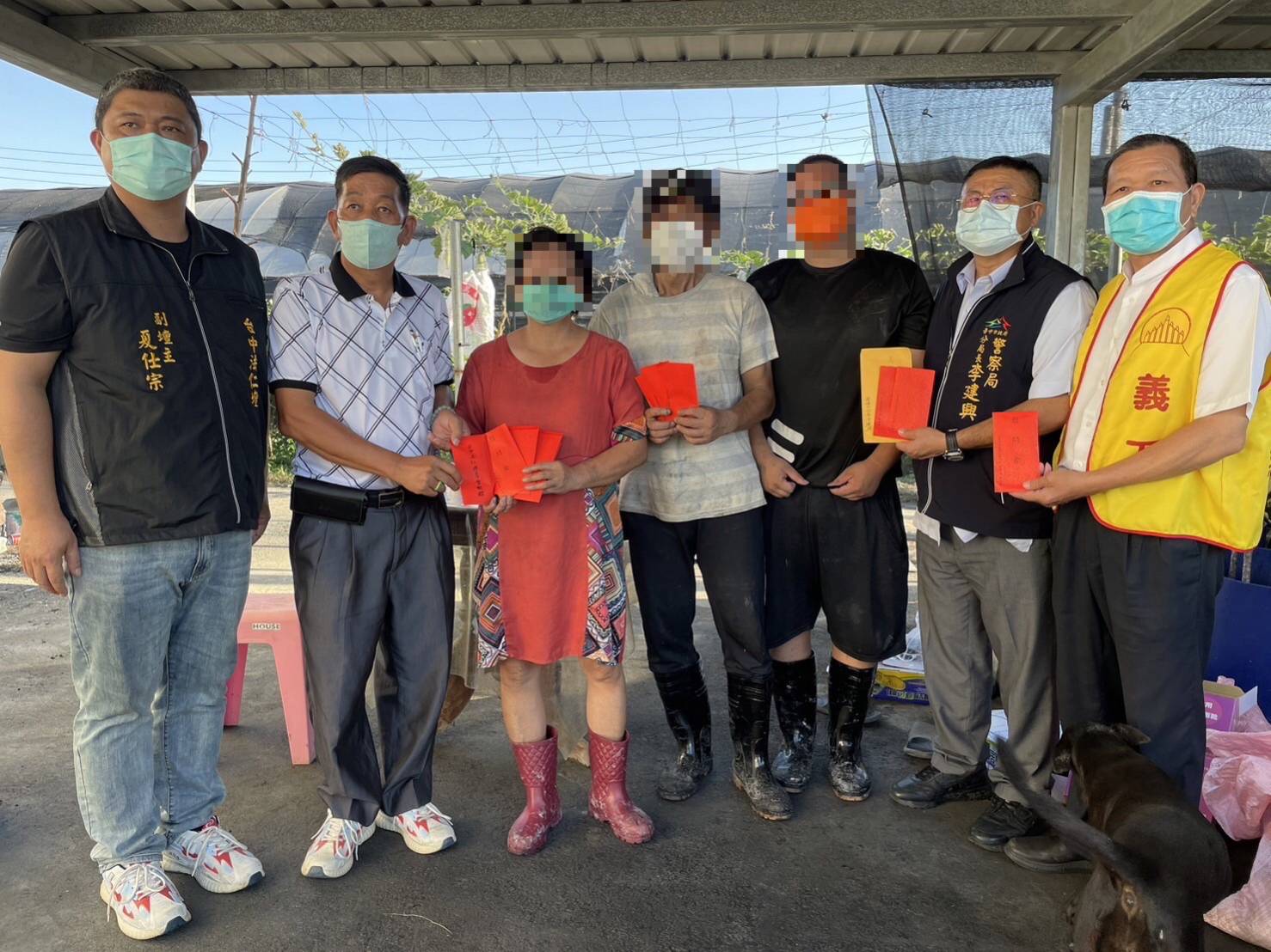 ▲霧峰分局長李建興商請善心人士募集急難救助金,親自送到受災戶手上 (圖/台中霧峰分局 提供)
