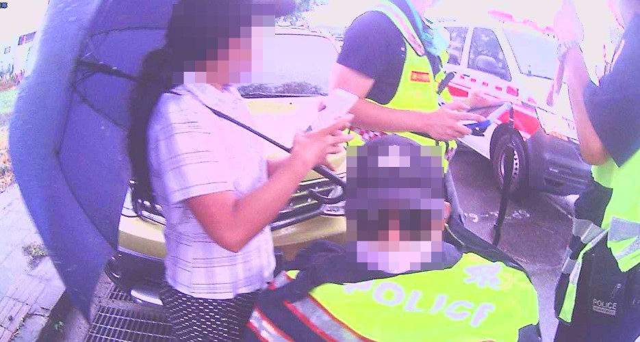 ▲外籍看護推著百歲老翁散步遇大雨,急忙向路過巡邏警車求助 (圖/台中大雅警分局 提供)