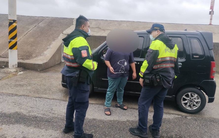 ▲通霄員警以手機定位輔助,尋獲因心情鬱悶至海邊散心的蔡姓女子 (圖/苗栗縣警察局 提供)