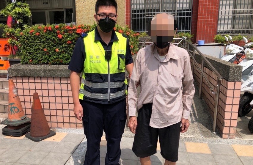 ▲熱心員警以一句「你肖啥？」，成功找到迷途老翁的家人 (圖/台中市警察局 提供)