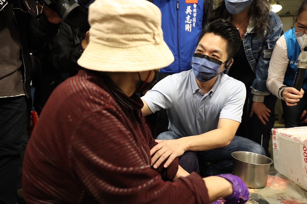 陳時中穿皮鞋勘災 蔣萬安酸:沒當過民代 20 國民黨台北市長候選人蔣萬安18日清晨,與台北市議員郭昭巖、吳志剛、應曉薇及鍾小平團隊,一同走訪台北市魚類批發市場及第一果菜市場。
