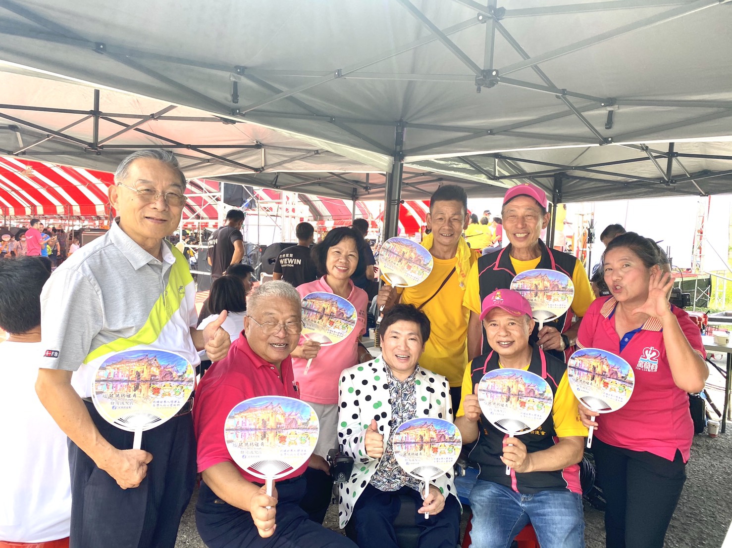圖片說明:彰化縣北斗奠安慈善功德會長楊奕強(後排右1),本次活動除了有香腸、雞腿、滷味、肉羹、碗糕等各式餐點,珍奶、冰沙、水果等飲品點心外,今年更特地安排義剪、遊戲、社福團體表演,活動多元精采。(記者林㤈輝翻攝)