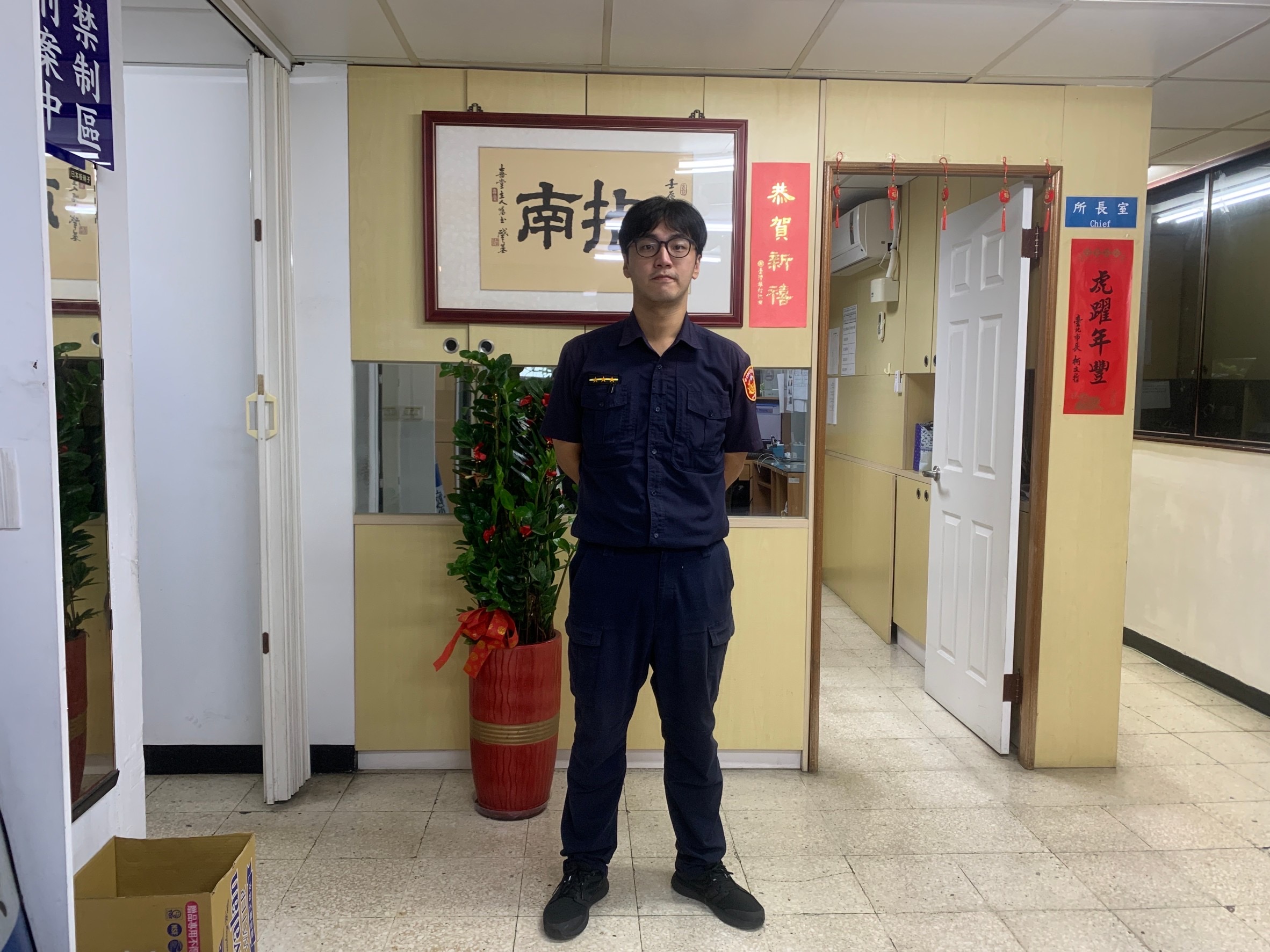 圖片說明:指南所員警龍顗凱挽救輕生女子一命。(記者趙靜姸翻攝)