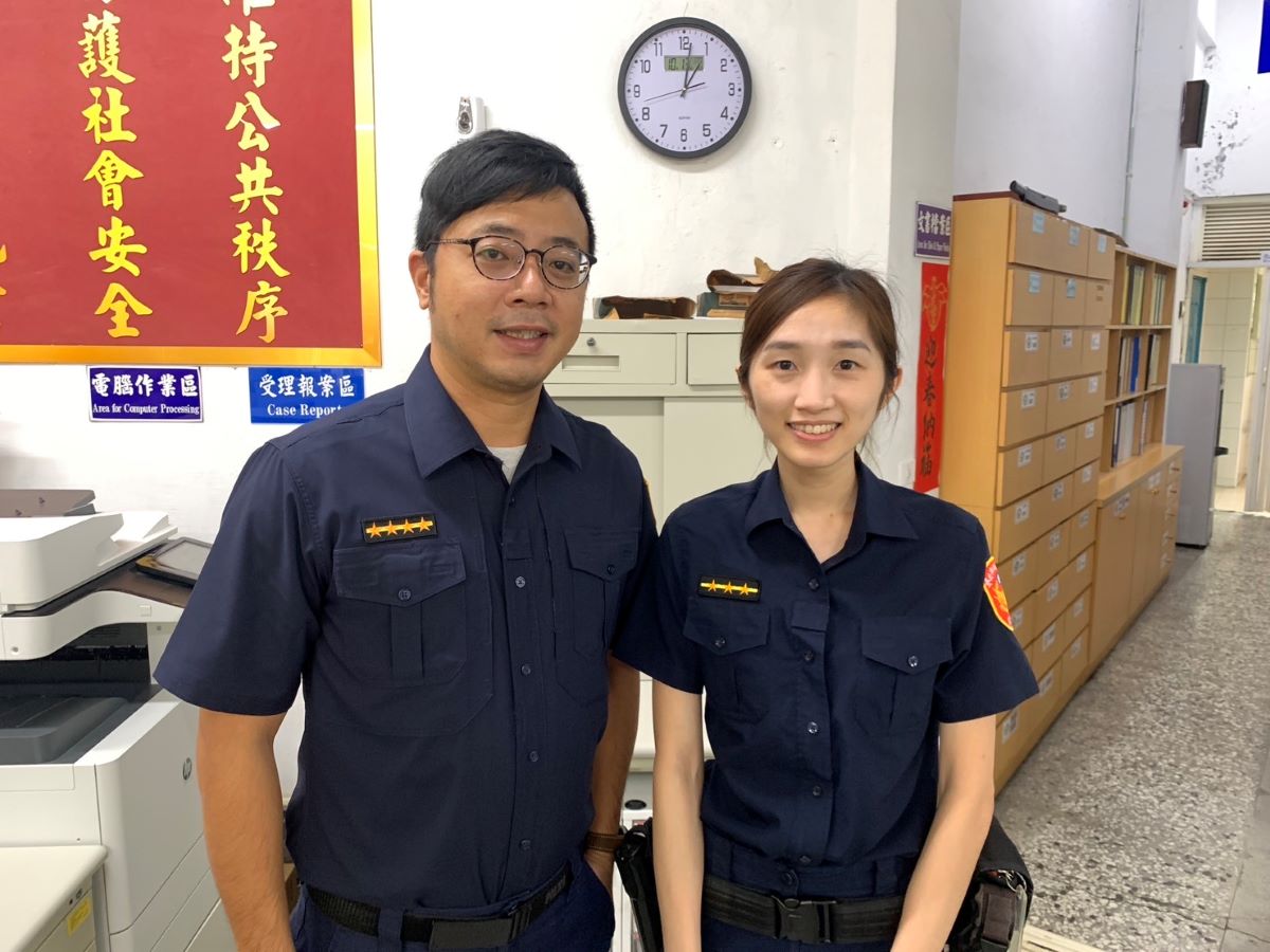 圖片說明：大湖派出所副所長黃梓翔(左)及警員胡雅婷(右)。(記者宋紹誠翻攝)