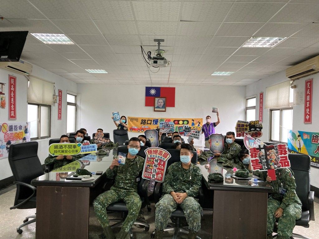 潮警前進軍營向弟兄們加強不酒駕、詐欺、毒品犯罪等宣導
