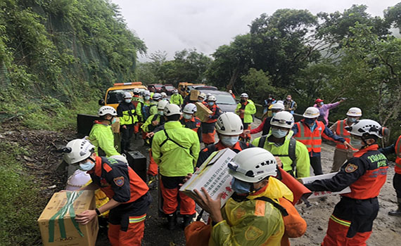 台七線道路中斷遊客困明池山莊 直升機飛不了救難人員爬坡送物資