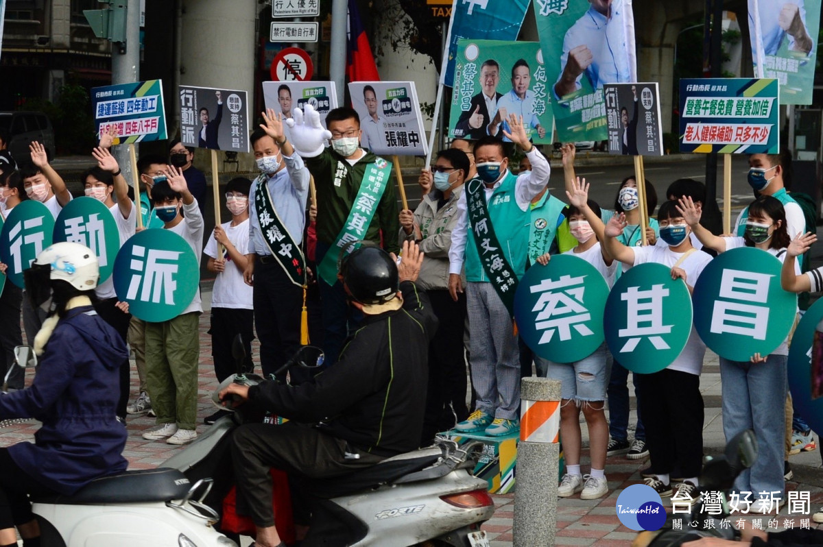 蔡其昌陣營發起「全面開站」全市各大路口拜票。
