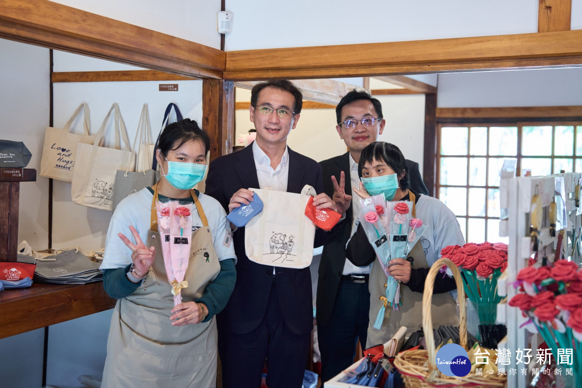 桃園市長參選人鄭運鵬參觀壢小故事森林,鄭運鵬說,希望未來擴大照顧更多社福、弱勢的團體。<br /><br /> <br /><br />