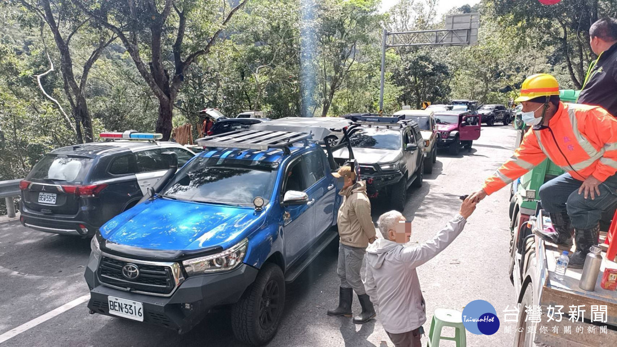 大批民眾受困於宜蘭明池山莊地區,相關單位搶通道路,組成搜救隊陸續將受困民眾接駁下山。