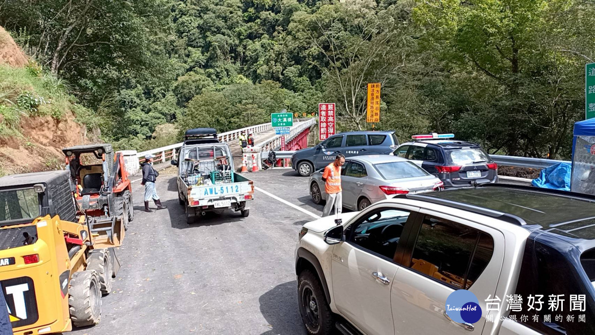 大批民眾受困於宜蘭明池山莊地區,相關單位搶通道路,組成搜救隊陸續將受困民眾接駁下山。