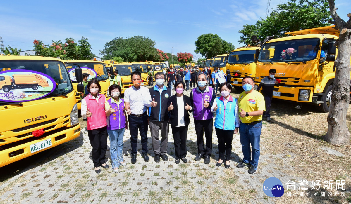 彰化縣環保局22輛環保車輛授車。圖/記者鄧富珍攝