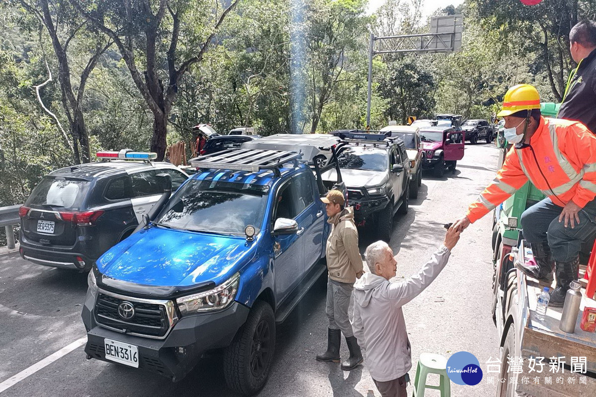 桃園市政府團隊全力協助接駁,明池山莊187名受困民眾順利下山。