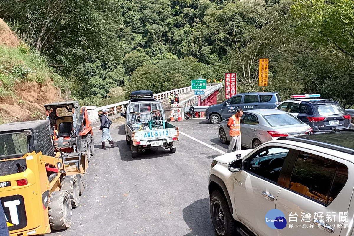 桃園市政府團隊全力協助接駁,明池山莊187名受困民眾順利下山。