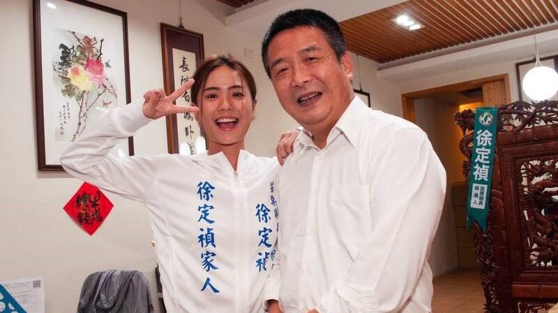 鍾東錦譏存款27萬如何娶媳? 徐定禎曬女兒合照巧妙回擊