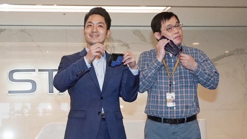 國民黨台北市長參選人蔣萬安(左)19日上午參訪星宇航空,與星宇航空董事長張國煒(右)會談,兩人會後脫下口罩合影留念。中央社