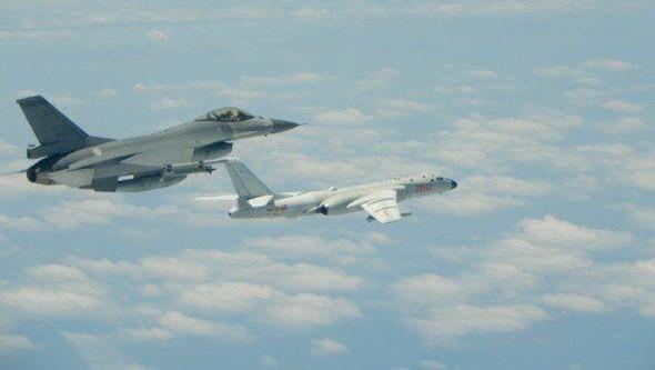 網傳F-16叛逃假訊息,空軍今向警方舉發。圖為F-16戰機攔截共機資料照片