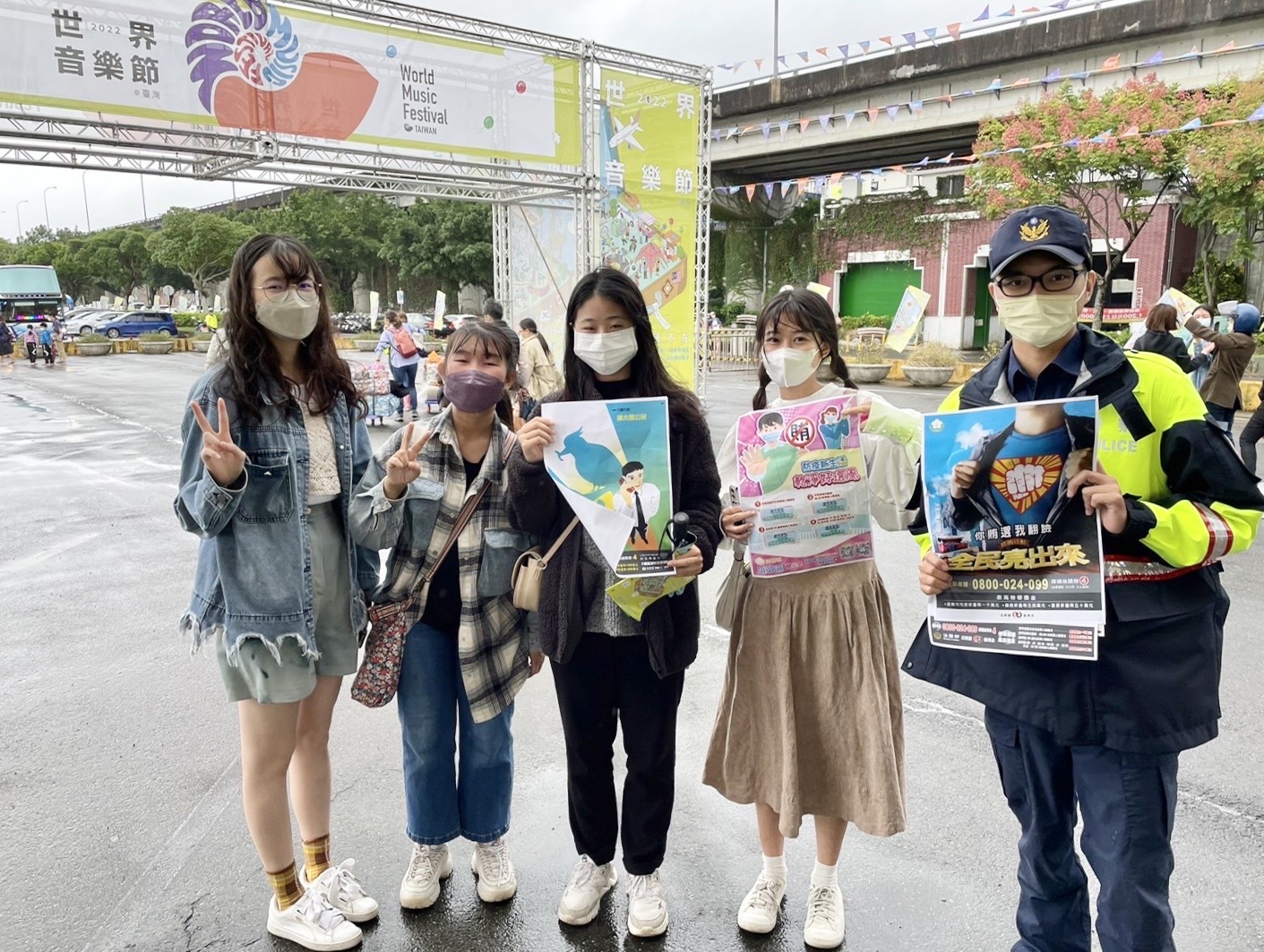 臺北市保安警察大隊員警手持反賄選海報標語，以零距離互動向民眾宣導「全民反賄選」。