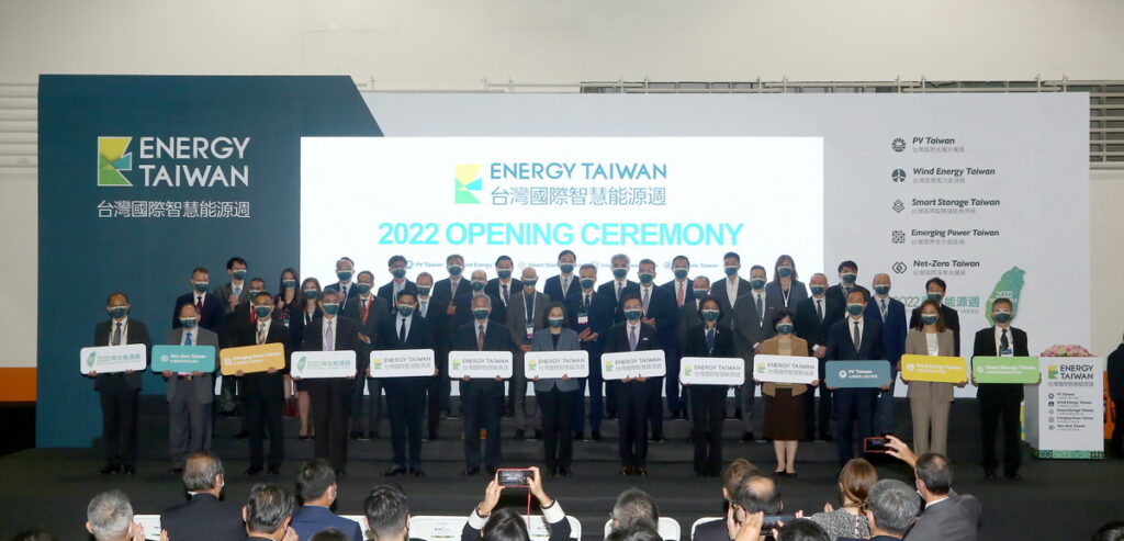 2022年台灣國際智慧能源週今(19)舉辦開幕典禮,總統蔡英文、行政院沈榮津副院長、外貿協會黃志芳董事長與SEMI曹世綸總裁等貴賓合影。