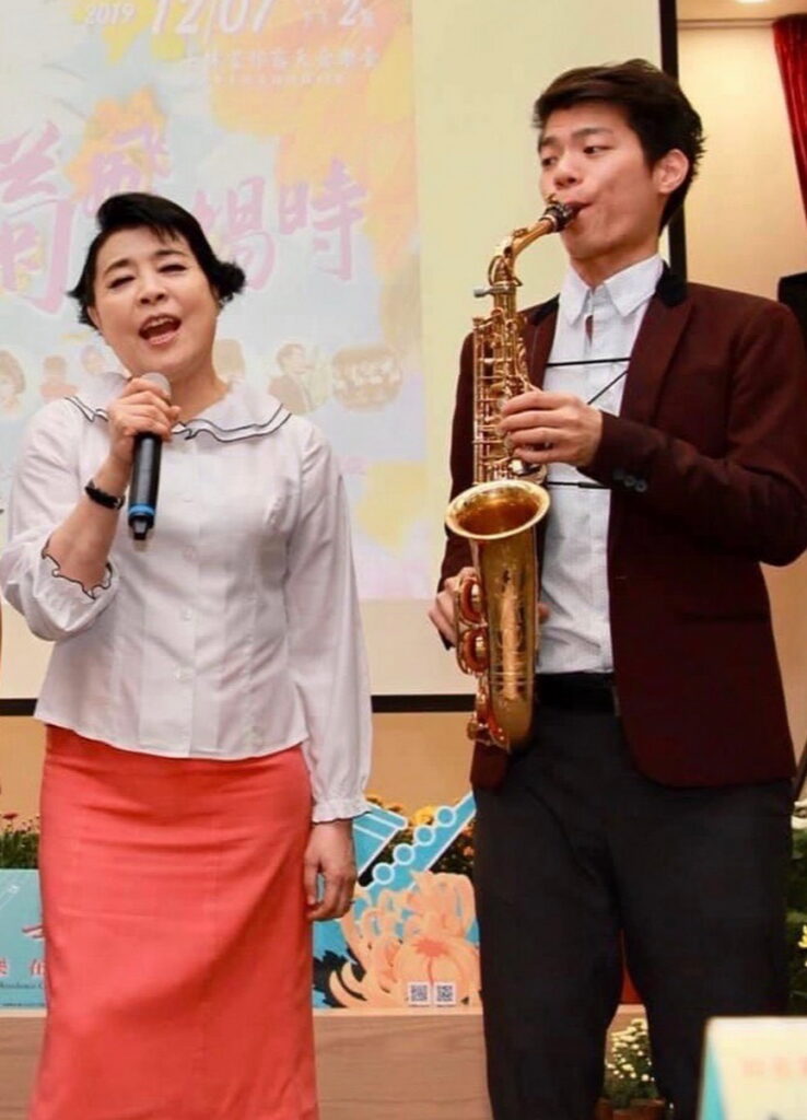 圖為簡文秀與薩克斯風孫維廷合作演出