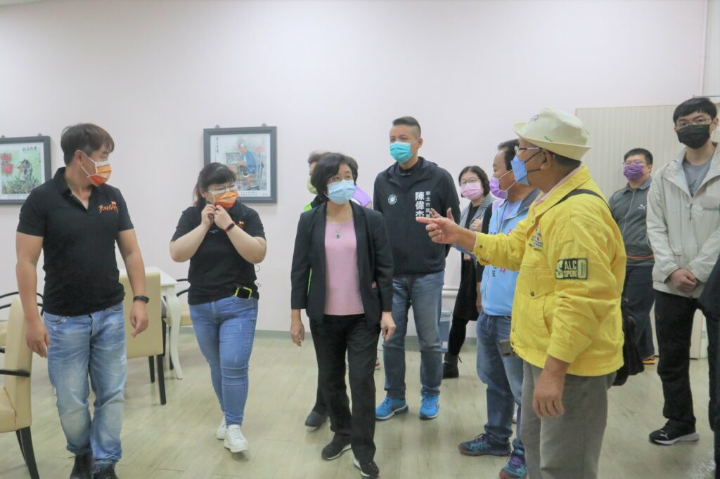伊甸八里耆福綜合長照機構主任欣韻(左2)為局長陳潤秋與貴賓們進行導覽,介紹服務特色及環境規劃