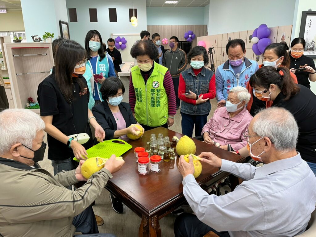 衛生局局長陳潤秋至伊甸參與開幕並陪伴長輩們一起參與製作柚子清潔劑,體驗DIY的樂趣