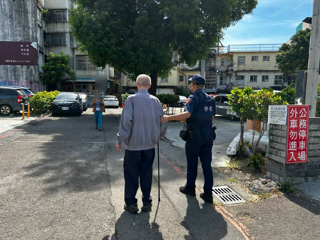 ▲90歲姜姓老翁出門散步卻迷路法院前,員警陪著老翁挨家挨戶詢問 (圖/台中市警察局 提供)