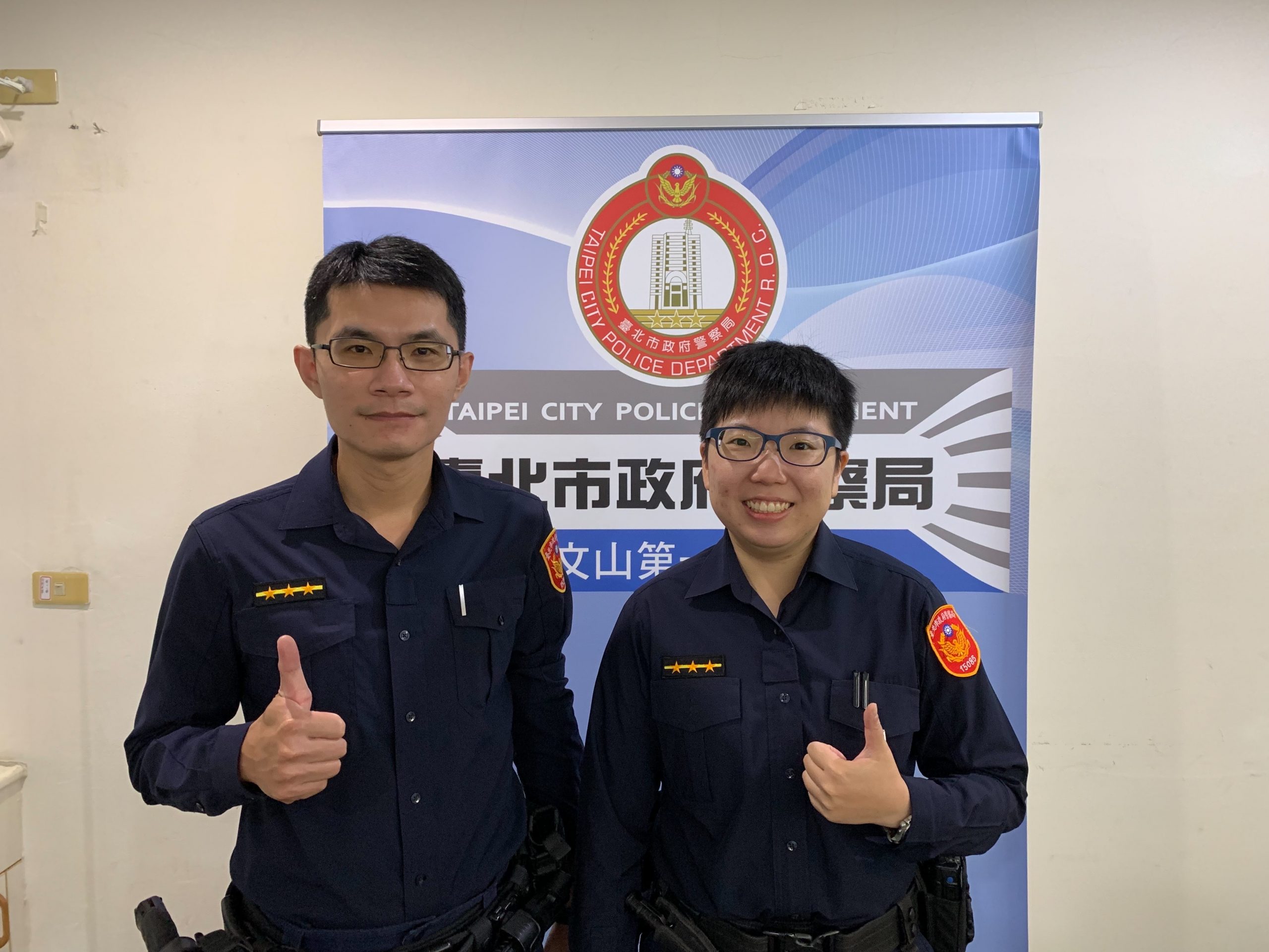 圖:警員羅量尹(左)、警員方心(右)