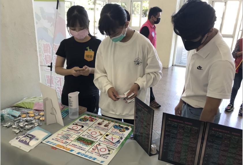 ▲臺灣體大學生專注挑戰犯罪預防九宮格遊戲 (圖/台中市警察局 提供)