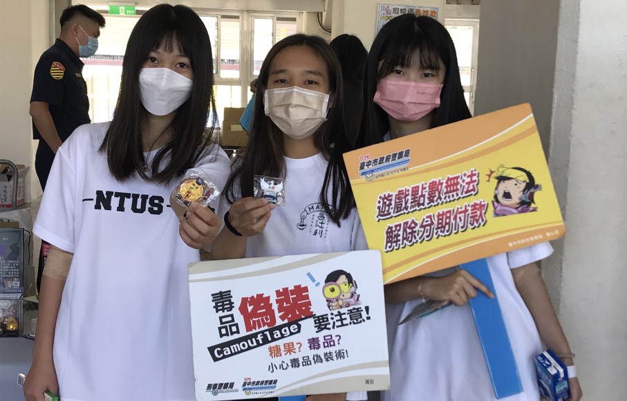 ▲學生在九宮格遊戲中學習到犯罪預防知識,也開心拿到過關小禮物 (圖/台中市警察局 提供)