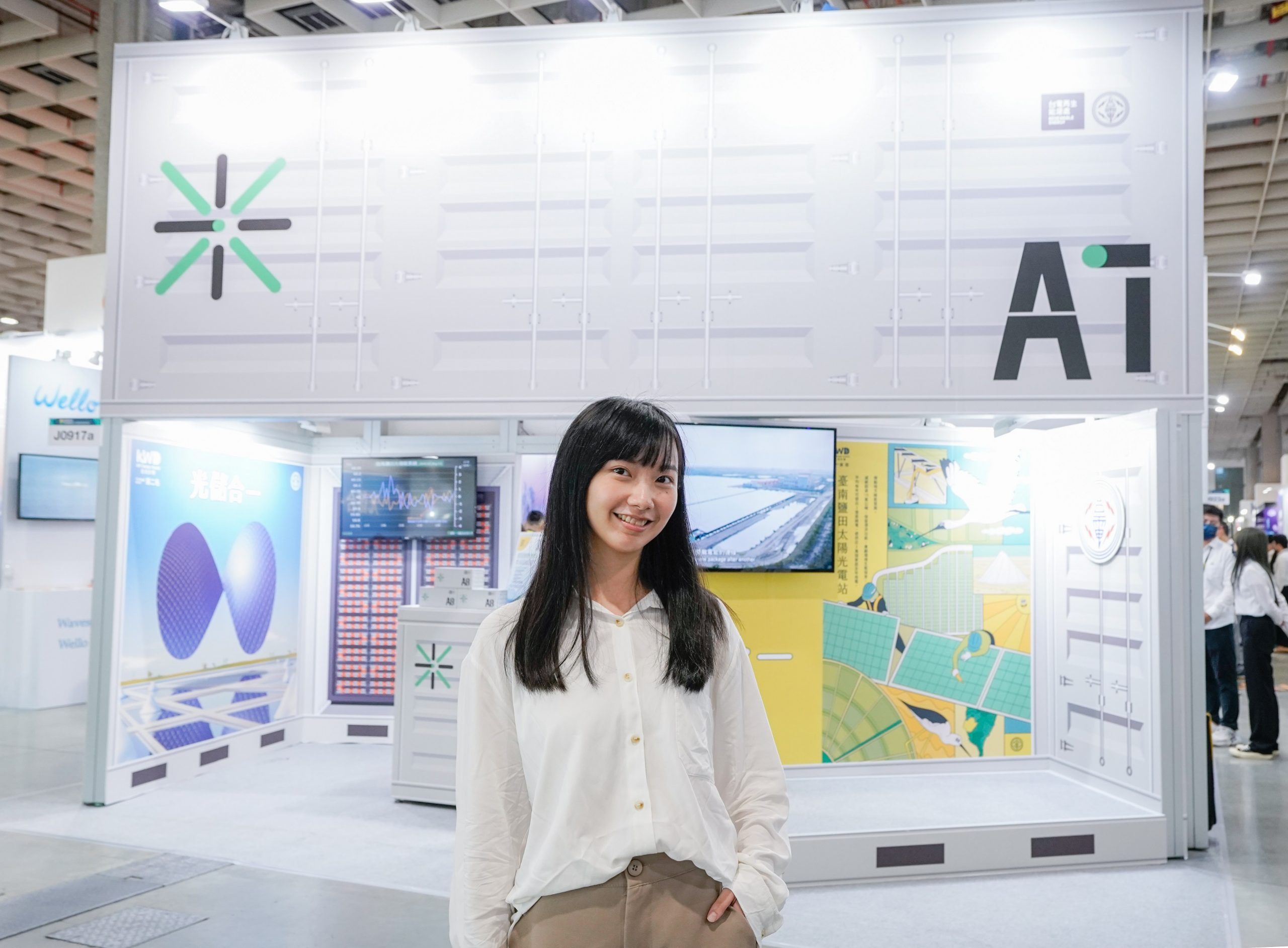 台電展區以南鹽光儲為主題,直接在展館現場打造擬真縮小版的全白儲能貨櫃,好逛又好拍。