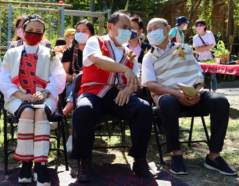 烏來區周守信區長(中)(圖片來源:新北市政府原民局)