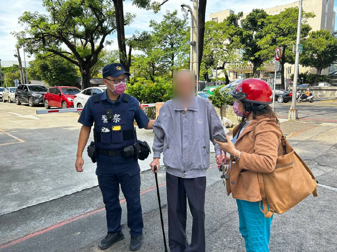 圖片說明:中市政府警察局第一分局西區派出所日前協助迷失老翁一路護送返家。(記者謝榮浤翻攝)