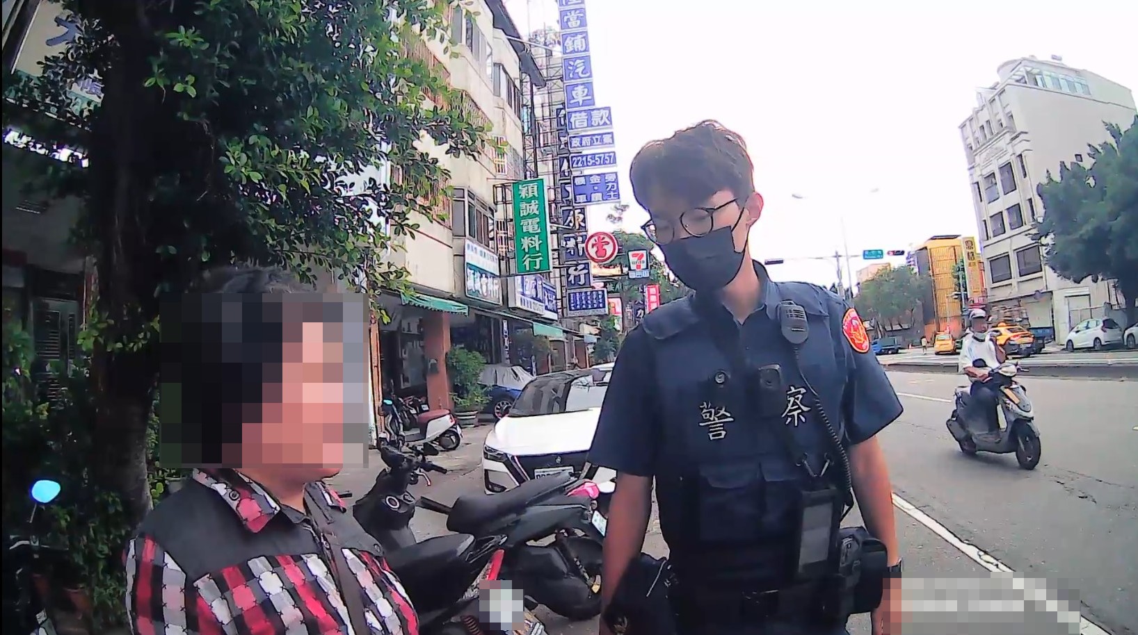 圖片說明：中市警二分局日前再次成功阻詐，當下告知婦人近期相關投資獲利等詐欺手法後，婦人始相信遇到詐騙，順利保住積蓄。 (記者林㤈輝翻攝) 