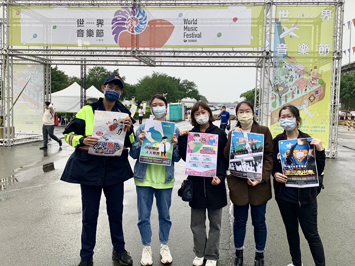 圖片說明:臺北市保安警察大隊員警手持反賄選海報標語,以零距離互動向民眾宣導「全民反賄選」。(記者宋紹誠翻攝)