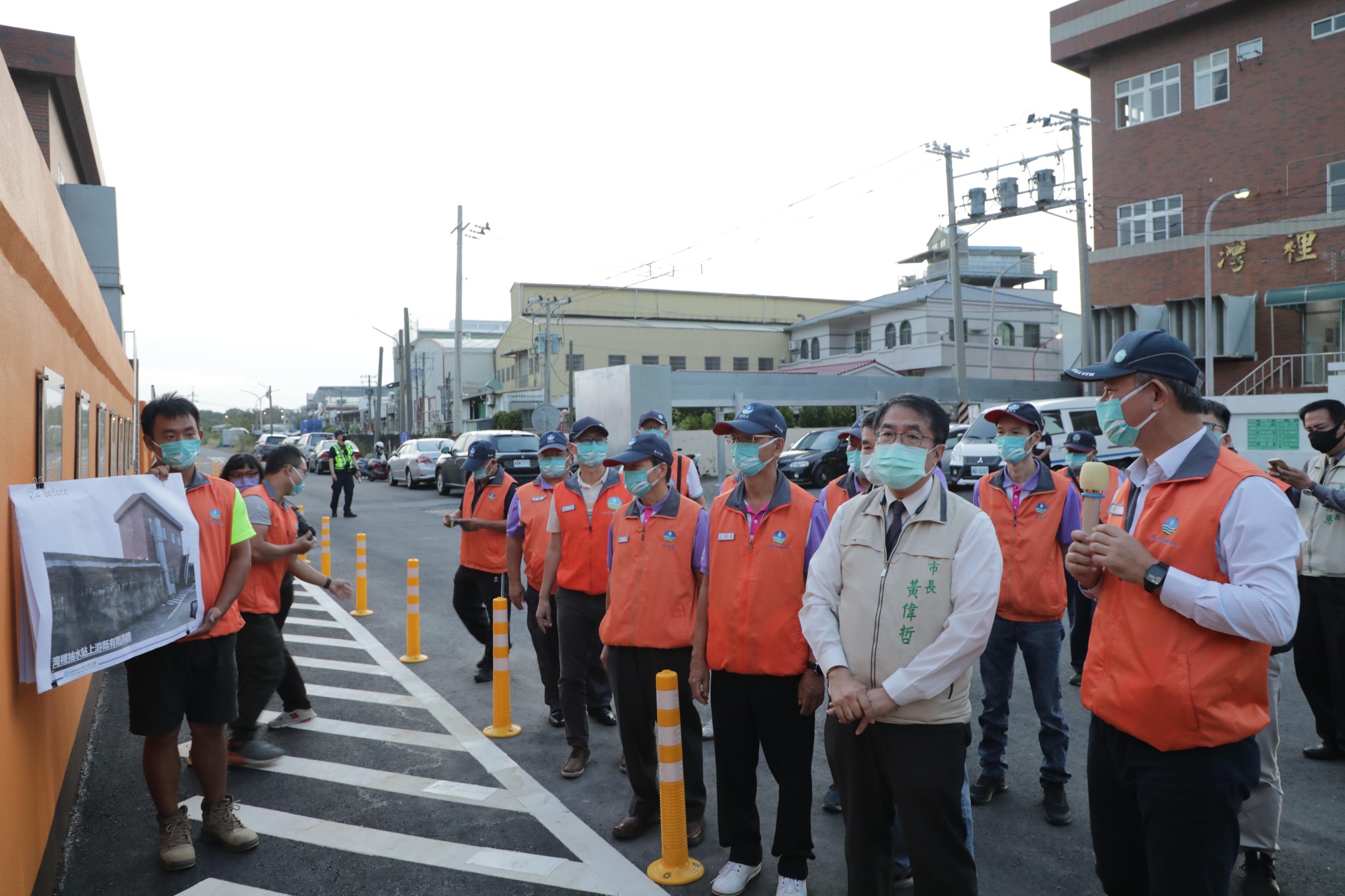圖片說明:台南市長黃偉哲前往二仁溪堤防及灣裡抽水站視察防汛作業。(記者趙靜姸翻攝)