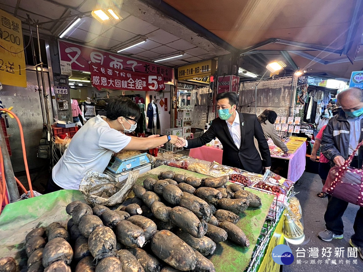 鄭寶清大溪掃街票民眾和攤商熱情握手