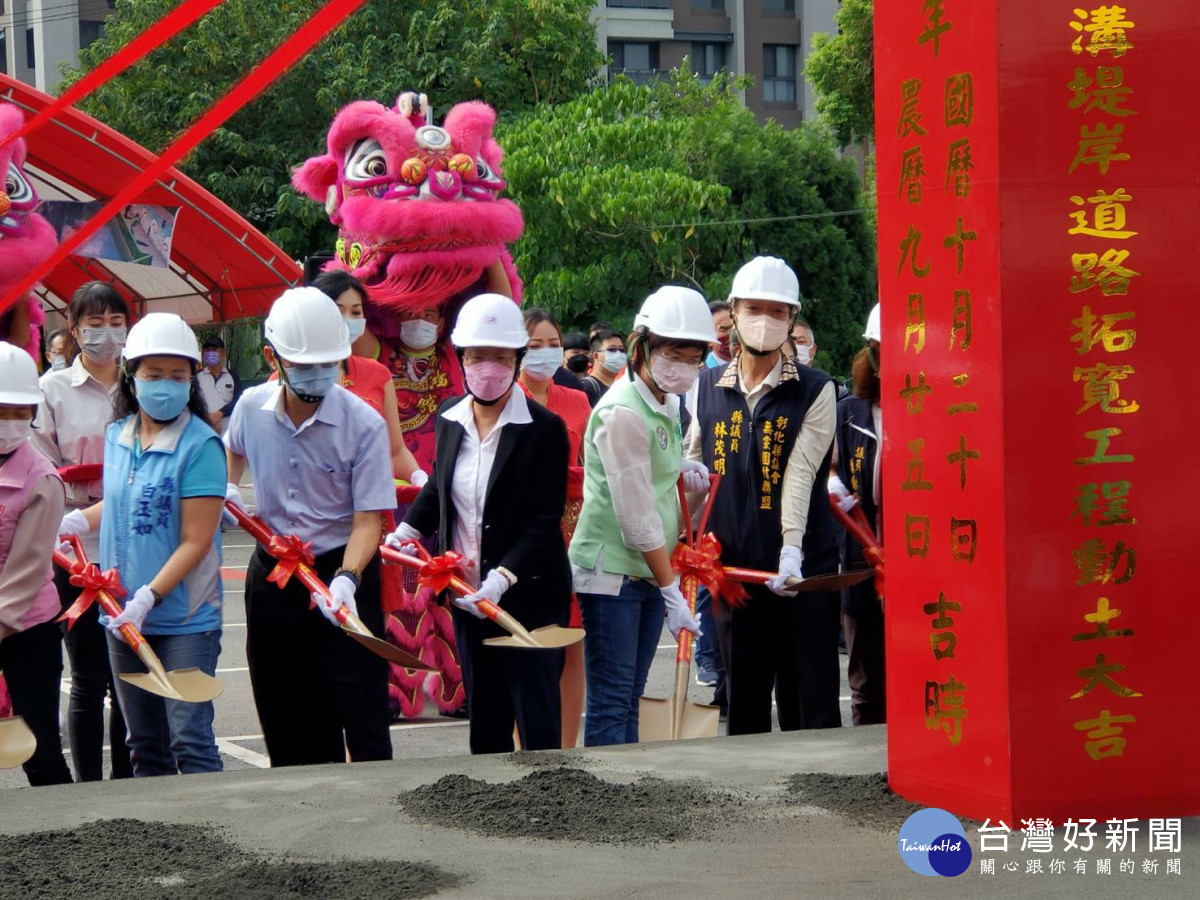 第一條彰北快速道路「飛天鑽地」大埔截水溝堤岸道路拓寬工程開工了。圖/記者鄧富珍攝