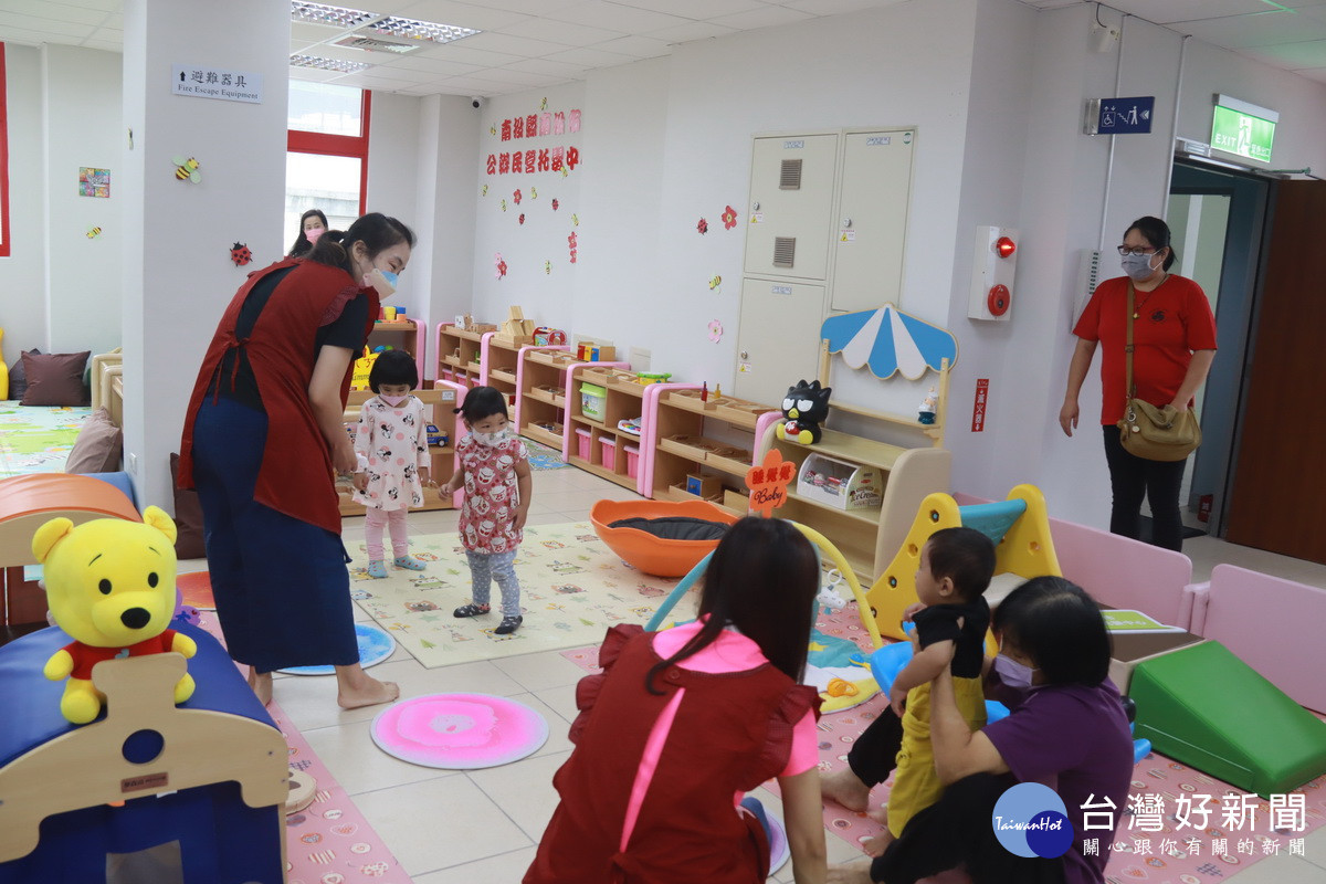 兒少館有托嬰中鼓勵年輕夫妻多生幾個。(記者扶小萍攝)